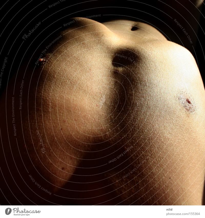 war ja klar Mann Brust nackt Akt unsportlich dünn Brustkorb Sonnenlicht Lichteinfall Brustwarze Männlicher Akt