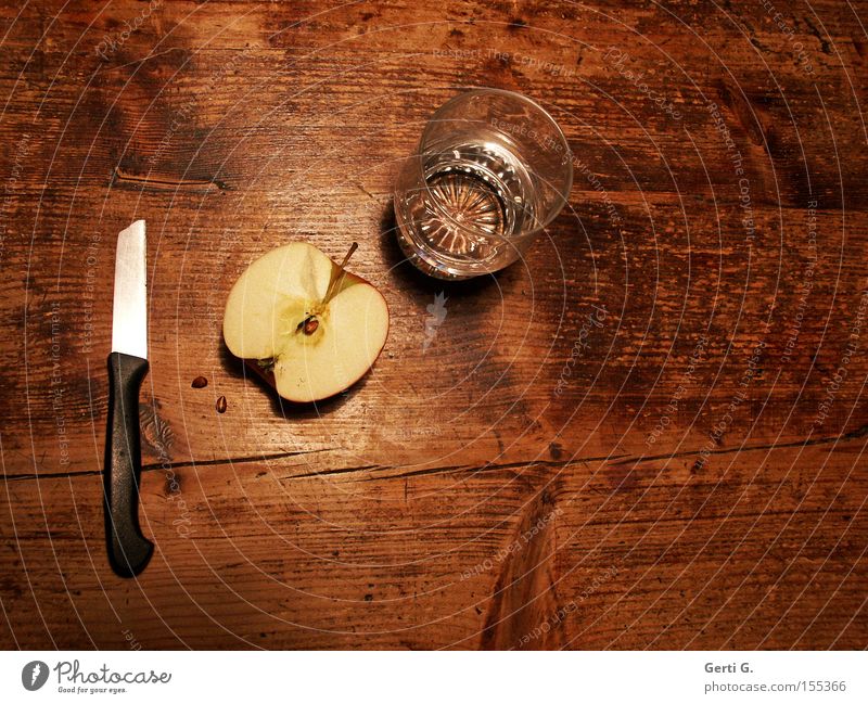 Abendmahl Diät Ernährung Apfel Holztisch Maserung Wasserglas Frucht Gesundheit ernährungsform Messer Glas abmagern schlankheitskur apfelhälfte apfelkerne