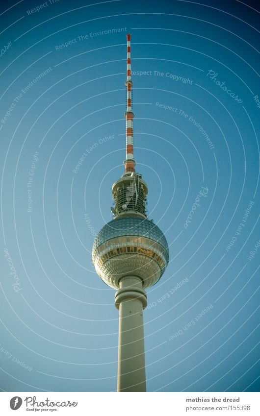 GROßER BRUDER Berliner Fernsehturm Funkturm Alexanderplatz Berlin-Mitte Wahrzeichen hoch Turm Kugel mystisch blau schön Idylle Himmel Silhouette Denkmal