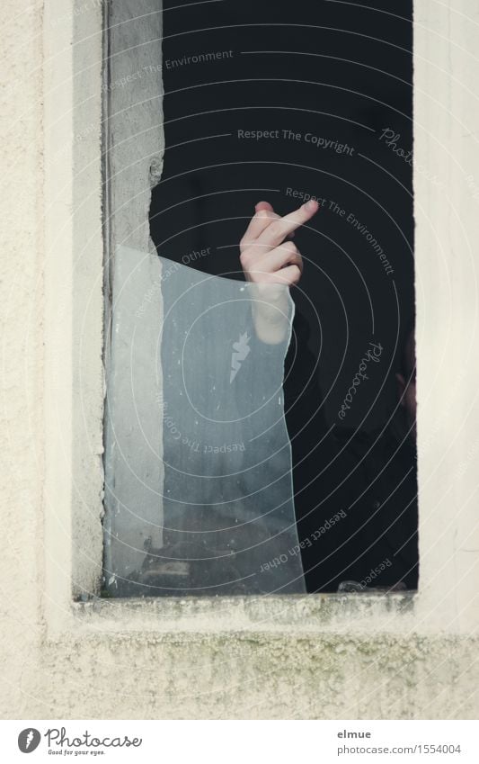 Auf Ärger gebürstet. Jugendliche Hand Finger Gebäude Fenster Glasscheibe Stinkefinger Kommunizieren Aggression bedrohlich Wut Coolness Unlust gefährlich Stress
