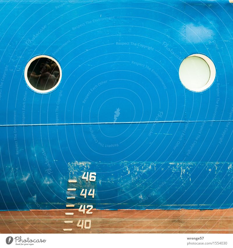 Blaue Bordwand eines Schiffes mit 2 Bullaugen und dem Tiefgangsanzeiger Schifffahrt Containerschiff Wasserfahrzeug alt blau braun weiß Ziffern & Zahlen Quadrat