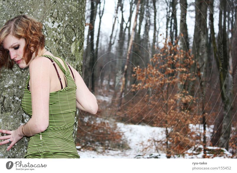 Die mit dem grünen Kleid 2 Frau Wald Winter kalt Baum Blatt weiß frieren