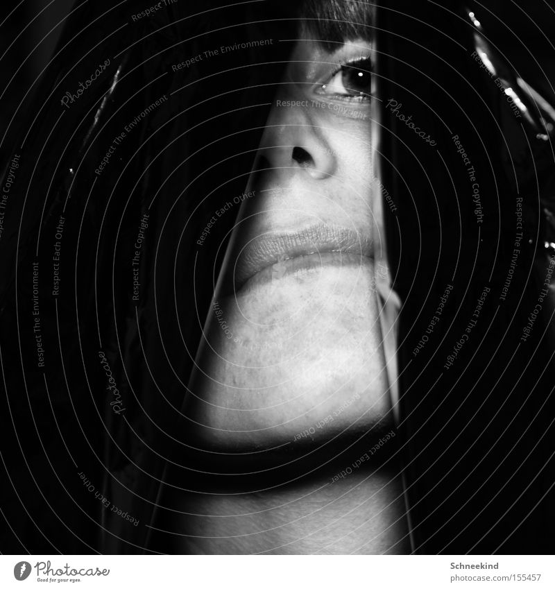 Die Kriegerin Frau Kapuze Decke Schwarzweißfoto Licht Schatten Teilung Kämpfer Gesicht Angst Respekt Panik gefährlich Fight