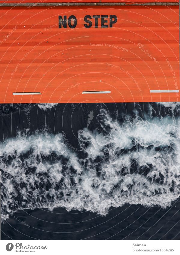 besser ist das... Wasser Sommer Wellen Meer maritim Beiboot Warnhinweis Wasserfahrzeug Sicherheit orange Schriftzeichen Farbfoto Außenaufnahme Menschenleer Tag