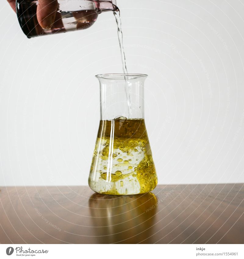 Experiment Öl Bildung Wissenschaften Schule lernen Beruf Chemiker Chemieindustrie Labor Hand Erlenmeyerkolben Mischung Glas Wasser Neugier Interesse mischen