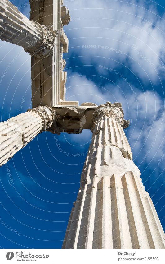 Ruinierte Säulen des Tempels antik alt Anatolien Reisefotografie Türkei Wolken weiß blau Bergama Römer historisch Ferien & Urlaub & Reisen Detailaufnahme