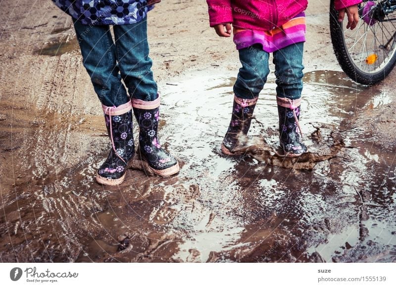 Menschenskinder Freude Freizeit & Hobby Spielen Kind Kindheit Beine Fuß Erde Herbst Wetter schlechtes Wetter Regen Mode Bekleidung Hose Schuhe Gummistiefel