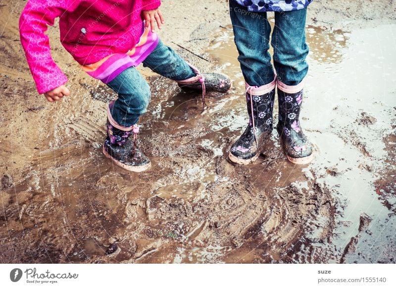 Kleines Schlammassel Freude Freizeit & Hobby Spielen Kind Mensch Kindheit Beine Fuß 2 3-8 Jahre Erde Herbst Wetter schlechtes Wetter Regen Mode Bekleidung Hose