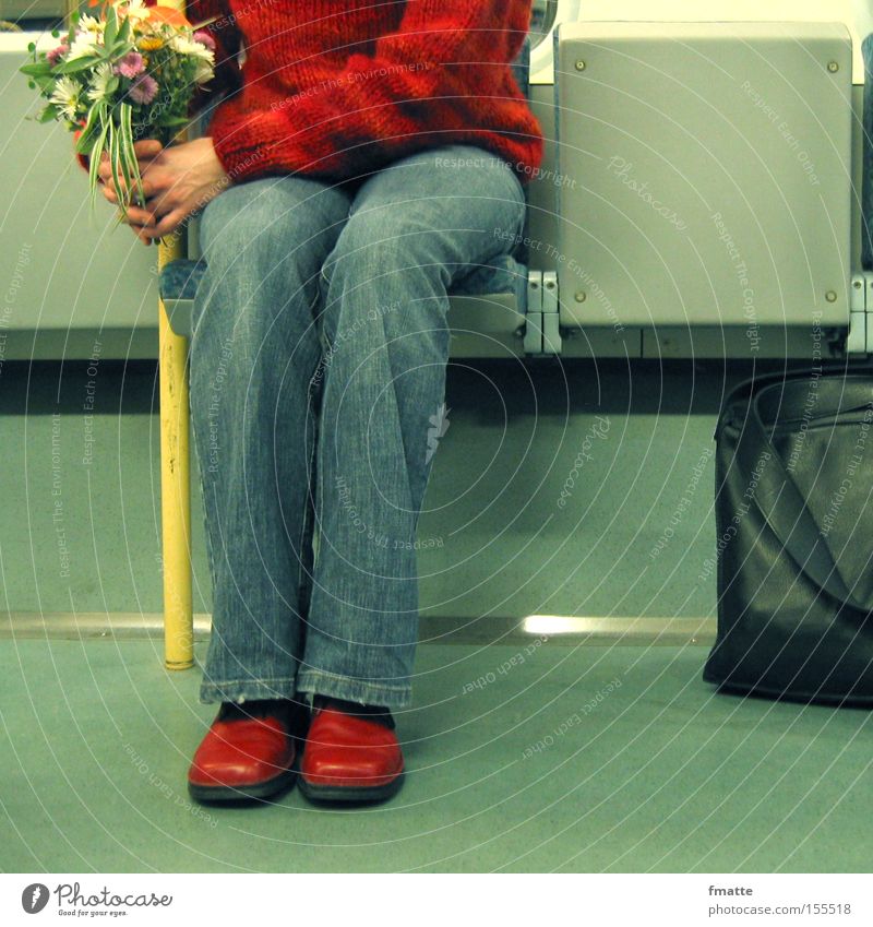 Frau mit Blumenstrauß warten Ferien & Urlaub & Reisen sitzen Geschenk rot Geburtstag