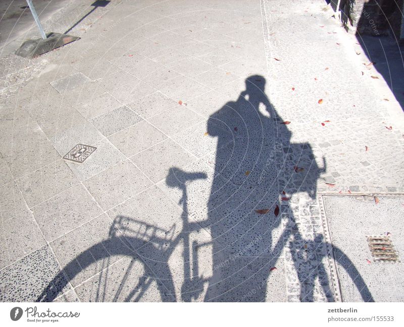 Abfotografierter Schatten Fahrrad Mensch Fotograf Fotografieren Rad Ausflug unterwegs Pause Bürgersteig Fahrradweg Spielen Mann Verkehr