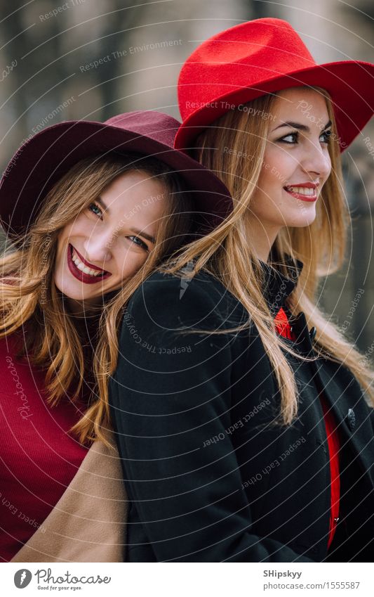 Zwei Mädchen, die auf der Bank und dem Lächeln sitzen Lifestyle Freude Glück schön Gesicht Sitzung sprechen Mensch feminin Frau Erwachsene Freundschaft Zähne