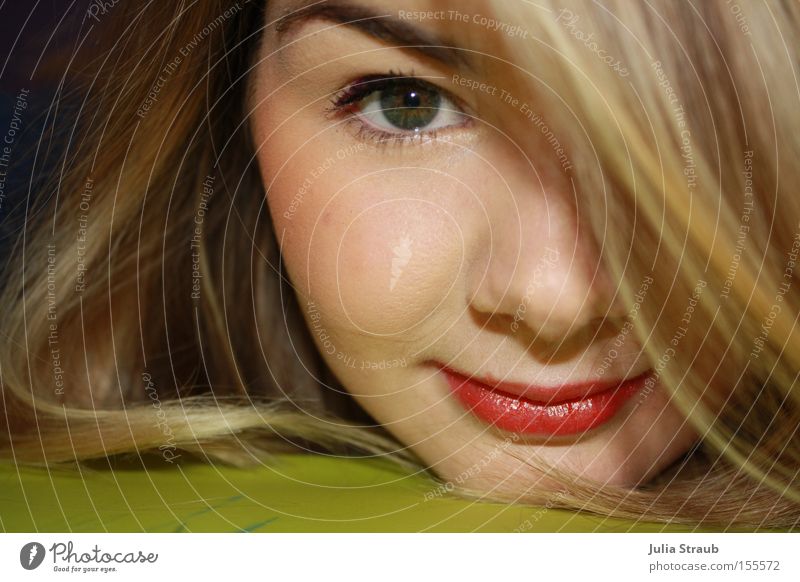 Rote LIppen Freude Haare & Frisuren feminin Frau Erwachsene Jugendliche Auge Lippen 1 Mensch 18-30 Jahre blond grün rot Augenbraue Junge Frau Kinn Lippenstift