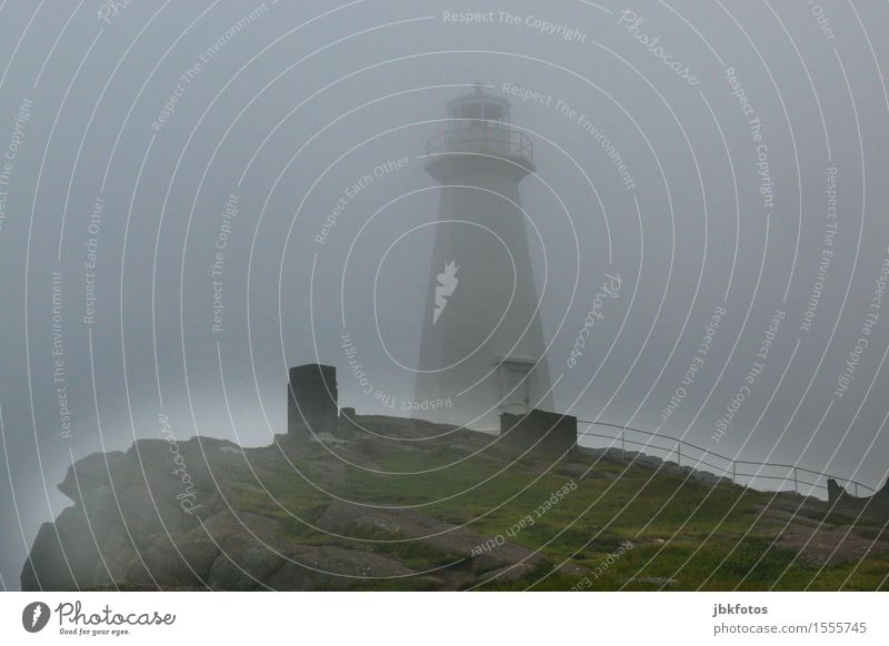 lighthouse Umwelt Natur Landschaft Himmel Wolken Wetter schlechtes Wetter Sturm Nebel Gras Hügel Berge u. Gebirge Stimmung Leuchtturm Leuchtfeuer Signal