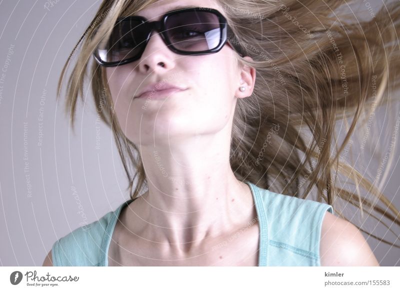 Haar in die Luft Sonnenbrille Sommer Leichtigkeit Model Mund lachen schön Haare & Frisuren offen Bewegung