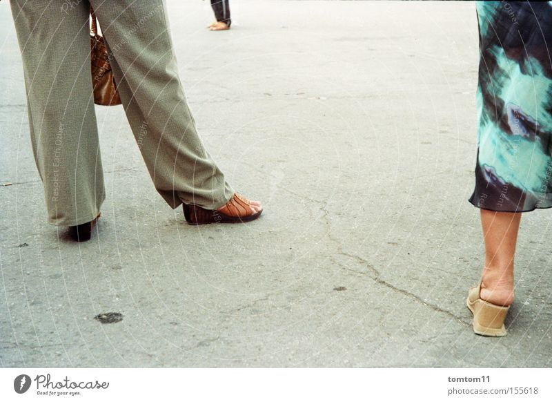 drei beine Schuhe Tasche Mensch Straße Kleid warten Beton grau Menschengruppe Beine Verabredung aspahlt