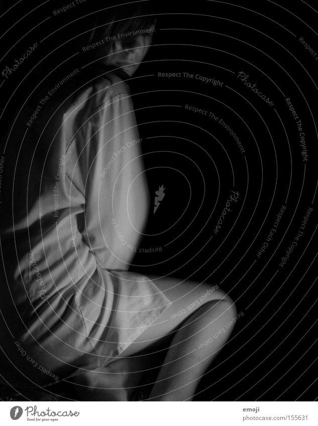 in der Dunkelheit gefangen dunkel Hemd Frau Nachthemd Seite Gesicht Haut schwarz grau Einsamkeit Trauer Verzweiflung Schwarzweißfoto Profil Falte