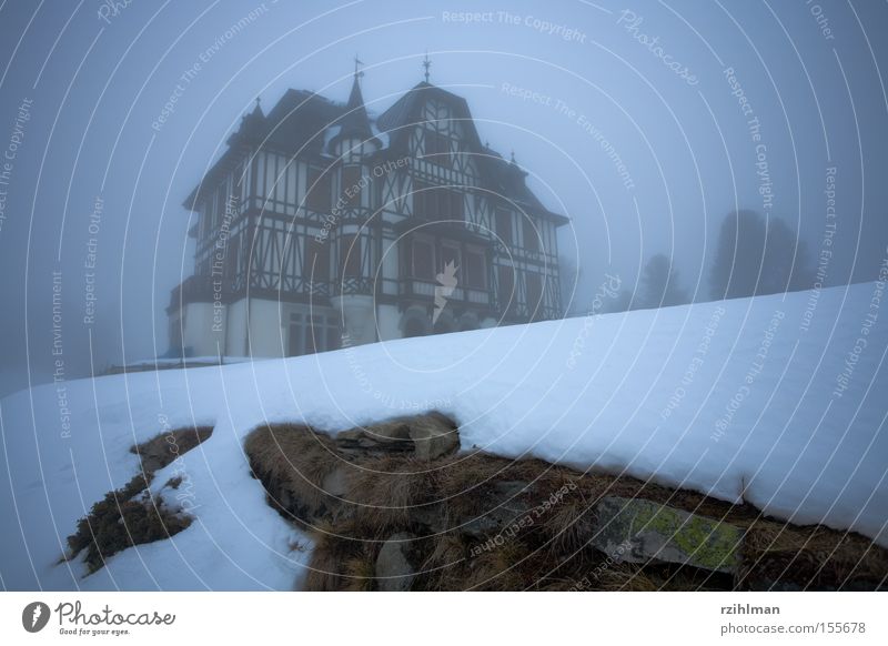 Villa Cassel Riederalp Nebel grau kalt Schnee unheimlich geisterhaft historisch naturschutzzentrum villa gebäude spukhaft