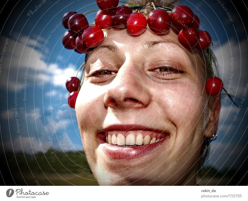 Cherry, Cherry Lady Kirsche Kranz Frucht süß lachen grinsen frech fruchtig Wange Mund Freude Jugendliche