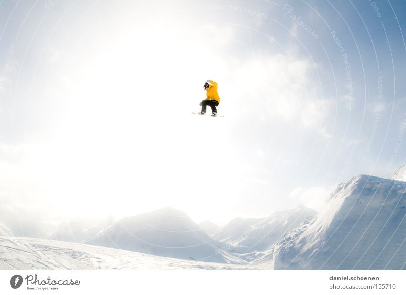 ins Licht (Teil 3) Winter Snowboard Wintersport Freude Wolken Berge u. Gebirge Schnee Aktion Wintersonne Gegenlicht 1 extrem hoch weit Mut gelb