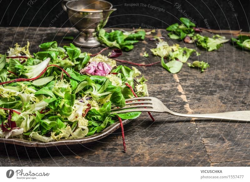 Grüner Salat und Dressing Lebensmittel Gemüse Salatbeilage Kräuter & Gewürze Öl Ernährung Mittagessen Abendessen Büffet Brunch Bioprodukte