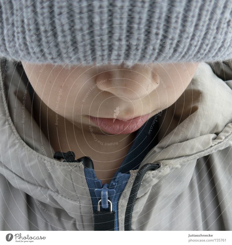 Winter Junge Mütze kalt Trauer Denken Nase frieren Kind Jacke Traurigkeit warm angezogen Juttaschnecke Jugendliche