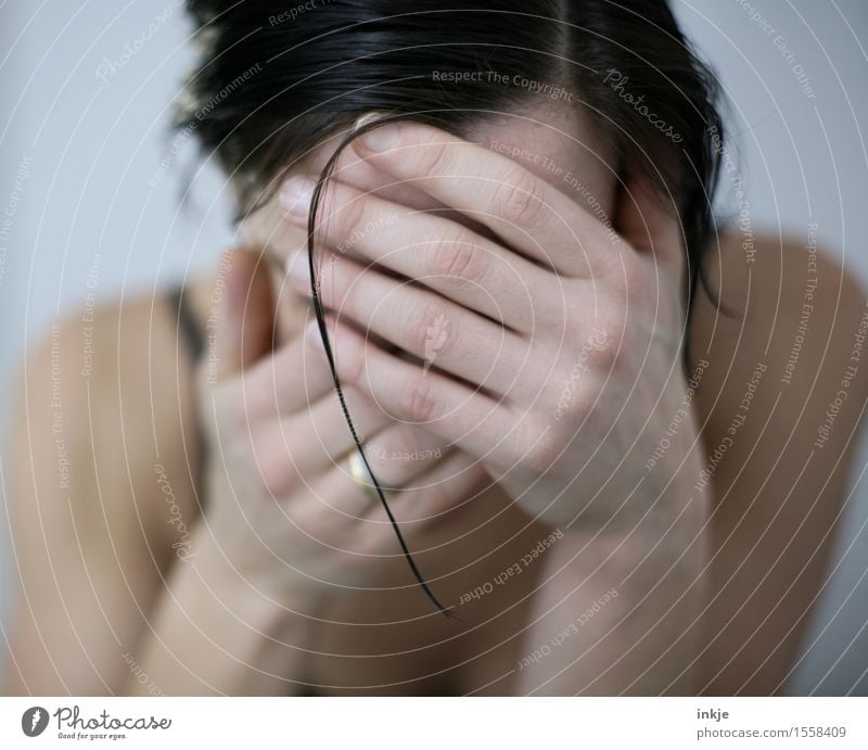 Traurige Frau verbirgt Gesicht mit den Händen Lifestyle Stil schön Erwachsene Leben Haare & Frisuren Hand Haarsträhne 1 Mensch 30-45 Jahre Traurigkeit weinen