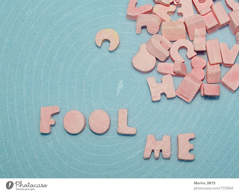 Buchstabenspielerei II Lateinisches Alphabet Wort Scrabble auffordern Süßwaren blau türkis rosa Schriftzeichen Fool verrückt machen Necken Spell Words Letters