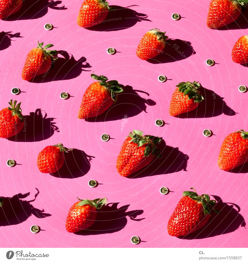 erdbeeren und reißzwecken Lebensmittel Frucht Erdbeeren Ernährung Reißzwecken ästhetisch außergewöhnlich lecker süß rosa rot Zukunftsangst gefährlich bizarr