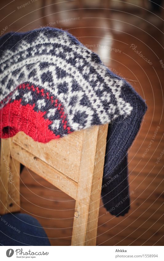 Wärmeversprechen Holz Geborgenheit Warmherzigkeit ruhig Zufriedenheit Norwegen Muster Pullover Stuhl Strickpullover Strickmuster rot Verschiedenheit blau weiß