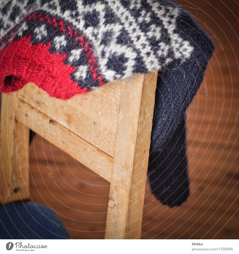 Wärmeversprechen III Design Wohlgefühl Erholung ruhig Winterurlaub Häusliches Leben Stuhl hängen blau rot weiß Strickpullover Pullover Strickmuster Holz