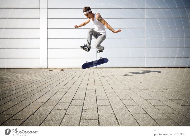 360 Umdrehung Sport Spielen Jugendliche Funsport Flip Skateboard Skateboarderin Schlittschuhlaufen skaten Skateboarding Gefedert Dynamik Energie einsatz Kraft