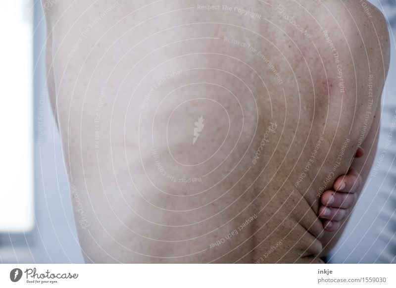 Rücken Körperpflege Haut Gesundheit Krankheit Erwachsene Leben Finger Frauenrücken Hautfalten Rippenbogen 1 Mensch festhalten außergewöhnlich nackt Gefühle