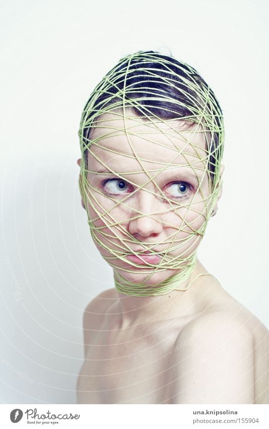 .ficelle Gesicht Handarbeit Handwerk Frau Erwachsene Kopf Schnur Netz grün Gefühle rein gebunden verwickeln Verflechtung lügen Farbfoto Studioaufnahme