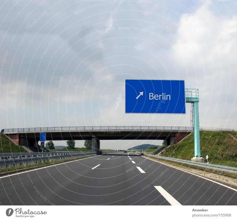 Autobahn-Wegweiser nach Berlin Deutschland Verkehr Hauptstadt Straßennamenschild Schilder & Markierungen Pfeil Autobahnausfahrt Ausfahrt blau Richtung geradeaus
