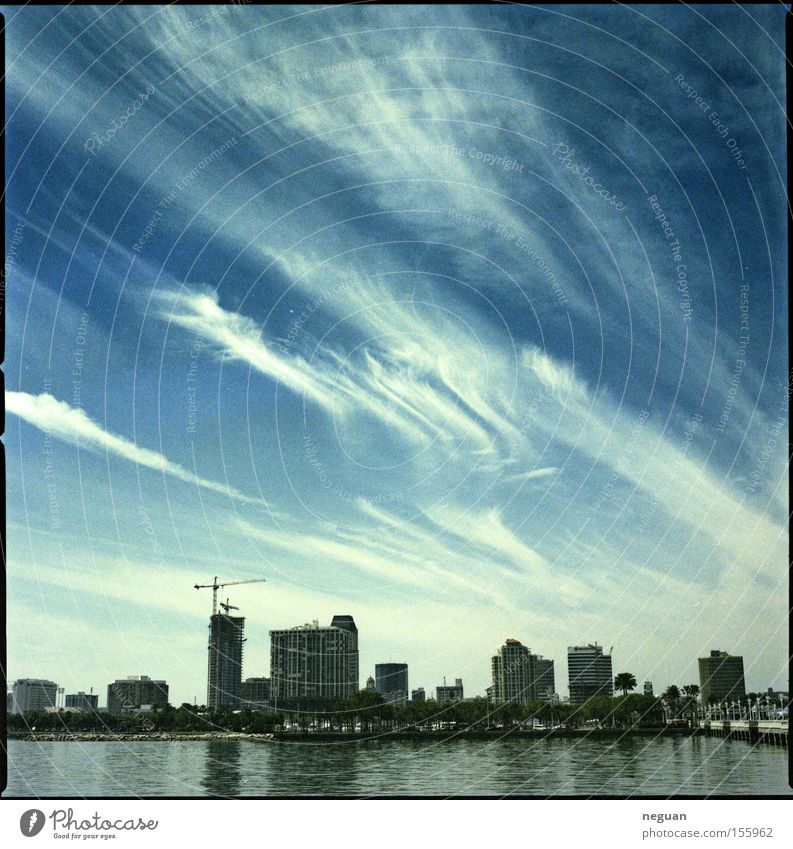 stadtwolken Stadt Skyline Himmel Wolken blau Florida Wasser Haus weiß Mittelformat USA saint peterburg hasselblad Architektur