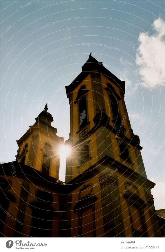 Barocksonne Kirche Kirchturm Sonne Himmel Sonnenstrahlen blau gelb blenden hell Licht Schatten Wolken Gotteshäuser Spalte Architektur
