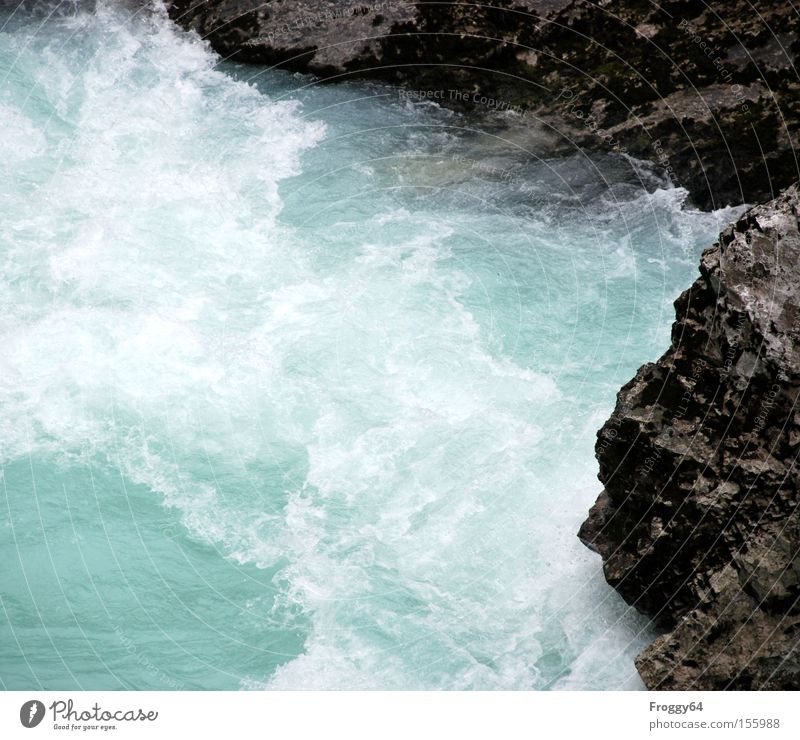 Frisch! Wasser Felsen Gischt kalt Moos Slowenien Schlucht Wasserwirbel Wellen Freude Fluss Bach Strömung fliessgeschwindigkeit