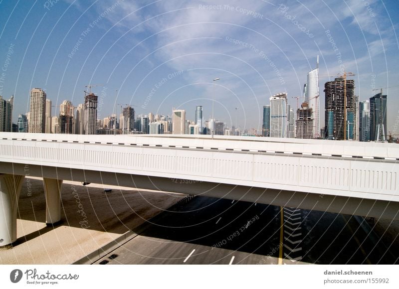 Metropolis 5 Dubai Stadt Skyline Hochhaus Bewegung Verkehr KFZ Straße Häusliches Leben Wohnung Arabien Reifezeit Brücke Wachstum