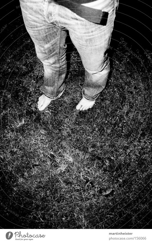 barfuss Barfuß Schwarzweißfoto Nacht Gras grau dunkel Freude verrückt Einsamkeit Mensch Winter kalt Mann Rasen Jeanshose Fuß