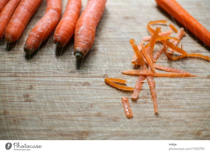 Möhrchen schälen Lebensmittel Gemüse Möhre Hülle Ernährung Bioprodukte Vegetarische Ernährung einfach frisch Gesundheit lecker saftig orange häuten Farbfoto