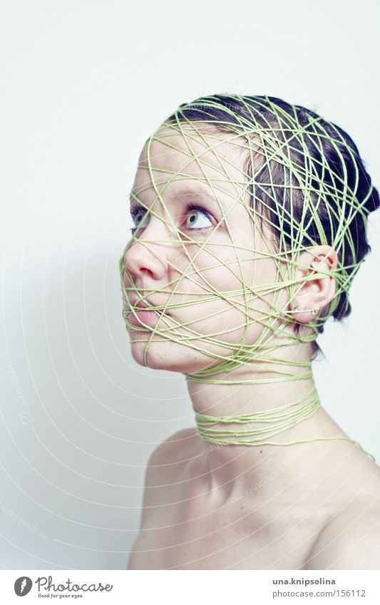 ..ficelle Gesicht Handarbeit Handwerk Frau Erwachsene Kopf Schnur Netz grün Gefühle rein gebunden verwickeln Verflechtung lügen Studioaufnahme