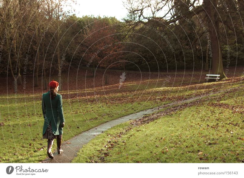 im park Park Parkbank Frau ruhig Erholung Baum Herbst Trauer Einsamkeit Spaziergang gehen Wege & Pfade Garten Traurigkeit