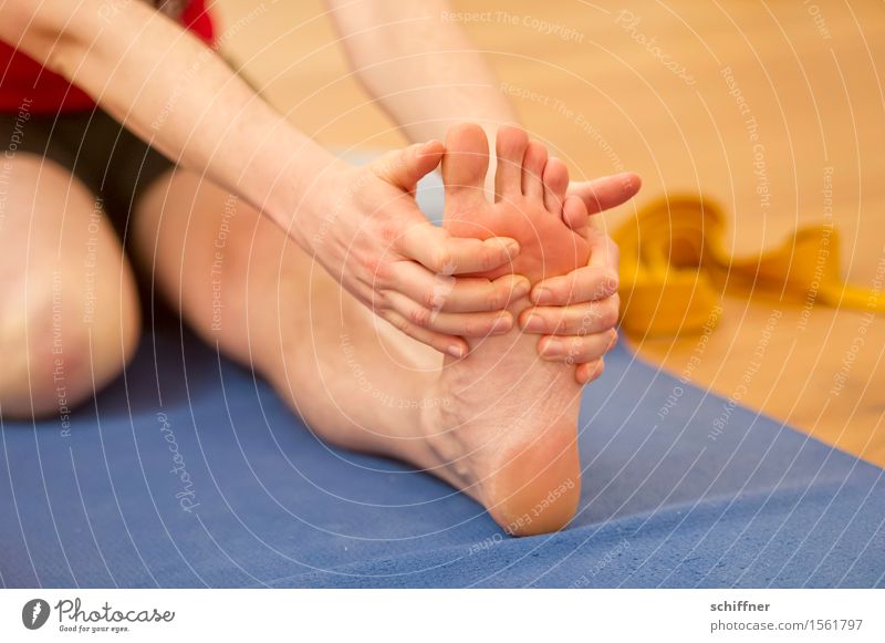 grausam | wenn die Fußsohle juckt Gesundheit sportlich Fitness Wellness harmonisch Wohlgefühl Erholung ruhig Meditation Freizeit & Hobby Sport Yoga Mensch Arme