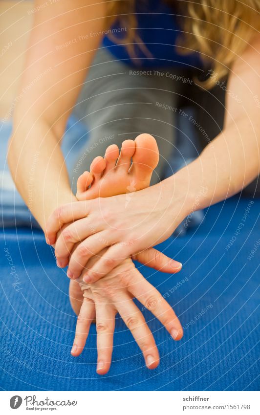 Gelenkig | wenn die Fußsohle juckt Körper Wohlgefühl Erholung ruhig Meditation Freizeit & Hobby Sport Yoga Mensch feminin Arme Hand Finger 1 blau dehnen