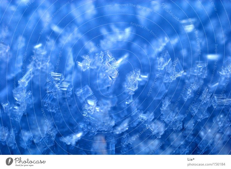kristallisch Eis Schnee kalt frieren Winter Eiskristall Kristallstrukturen gefroren Frost blau Makroaufnahme Nahaufnahme
