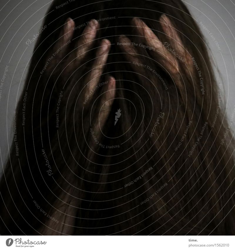 Frau mit Händen in den Haaren feminin Haare & Frisuren Finger 1 Mensch brünett langhaarig Denken festhalten außergewöhnlich dunkel Traurigkeit Sorge Trauer