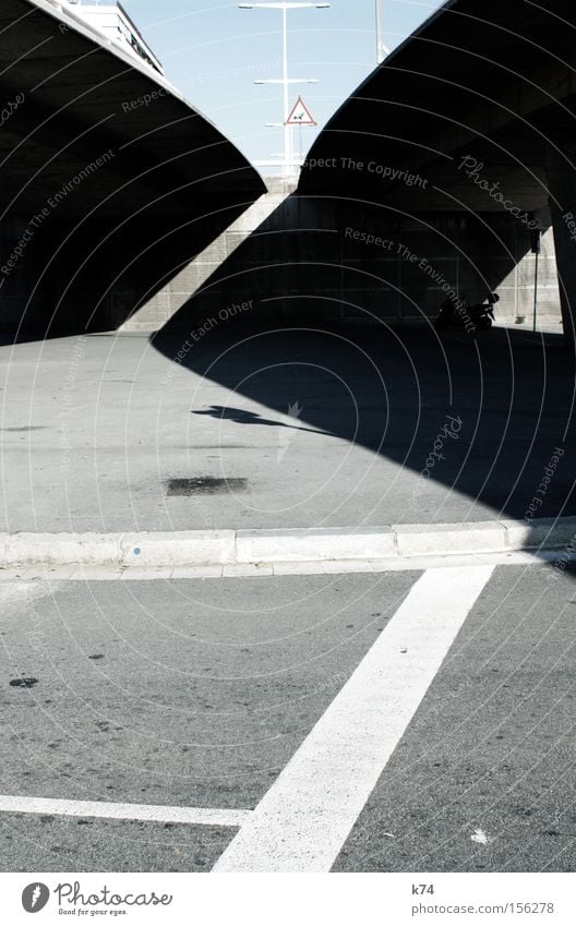 bridge shadows Brücke Schatten Licht abstrakt Geometrie Straße Verkehr Architektur Verkehrswege