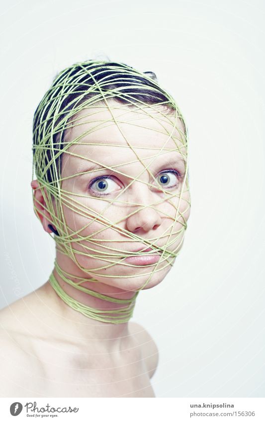 ...ficelle Gesicht Handarbeit Handwerk Mensch Frau Erwachsene Kopf Schnur Netz grün rein gebunden verwickeln Verflechtung lügen Farbfoto Porträt