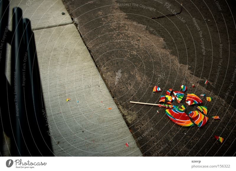 Zersplitterter Wirbel Spielplatz Lollipop Süßwaren mehrfarbig kaputt Entführung Regenbogen trist Unfall Erinnerung Angst Panik Trauer Verzweiflung zerbrochen