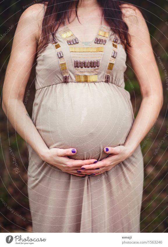 schwanger feminin Frau Erwachsene Körper 1 Mensch 18-30 Jahre Jugendliche Wachstum Zukunft Farbfoto Außenaufnahme Detailaufnahme Tag Oberkörper Vorderansicht